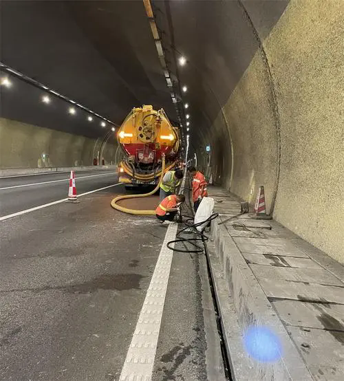 千家镇隧道排水渠清淤